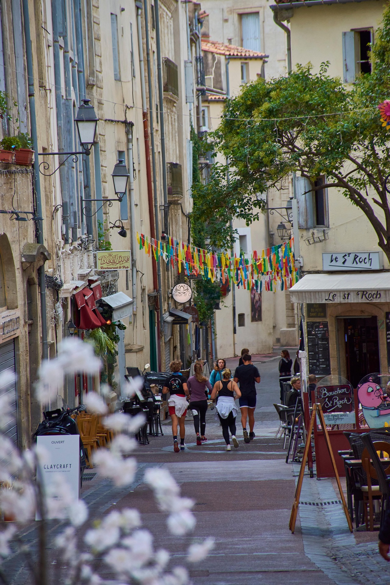 Ruelle animée de l'Écusson, centre historique de Montpellier